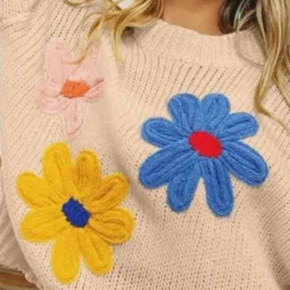 BIBI CHUNKY KNIT BLOOMING SWEATER. Tan with crochet flowers!! Adorable L - Picture 2 of 6